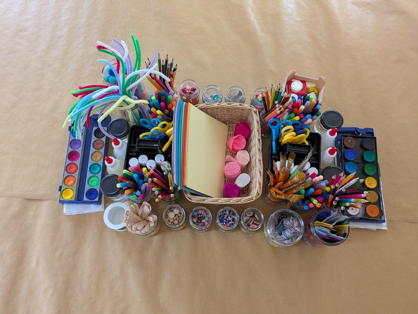Materialien für den Wunschkoffer: Wasserfarben, Stifte, Scheren und Weiteres
