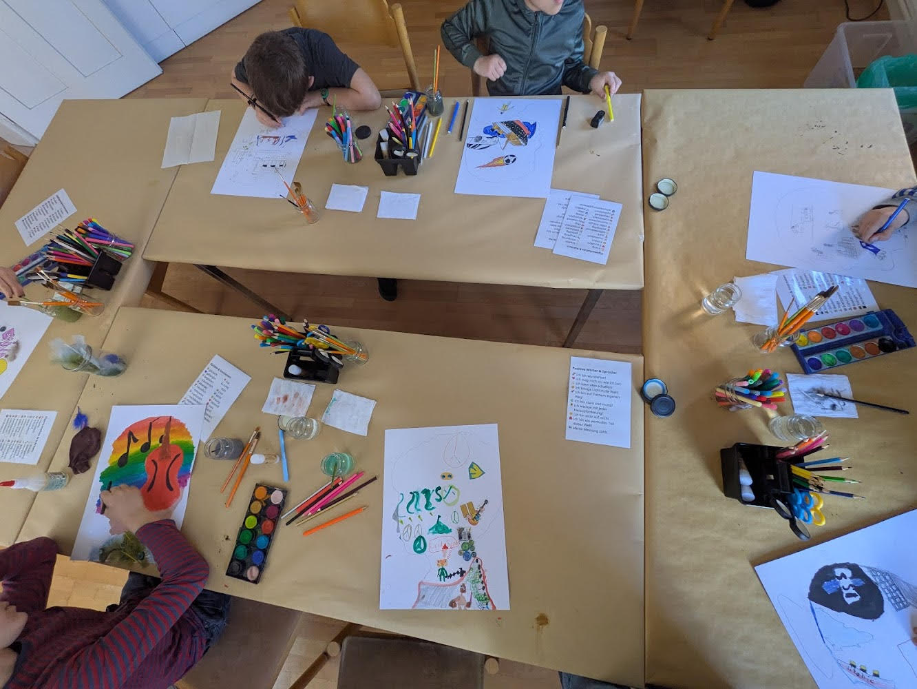 Die Köpfe werden mit unterschiedlichen Mustern und Bildern ausgefüllt, welche den Ideen und Stärken der Kinder entsprechen