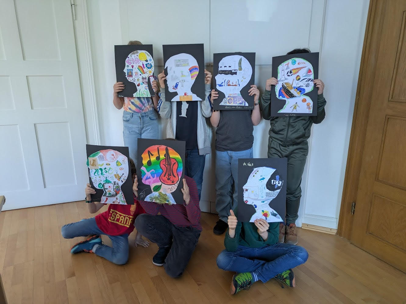 Die Kinder präsentieren ihre fertigen Kunstwerke