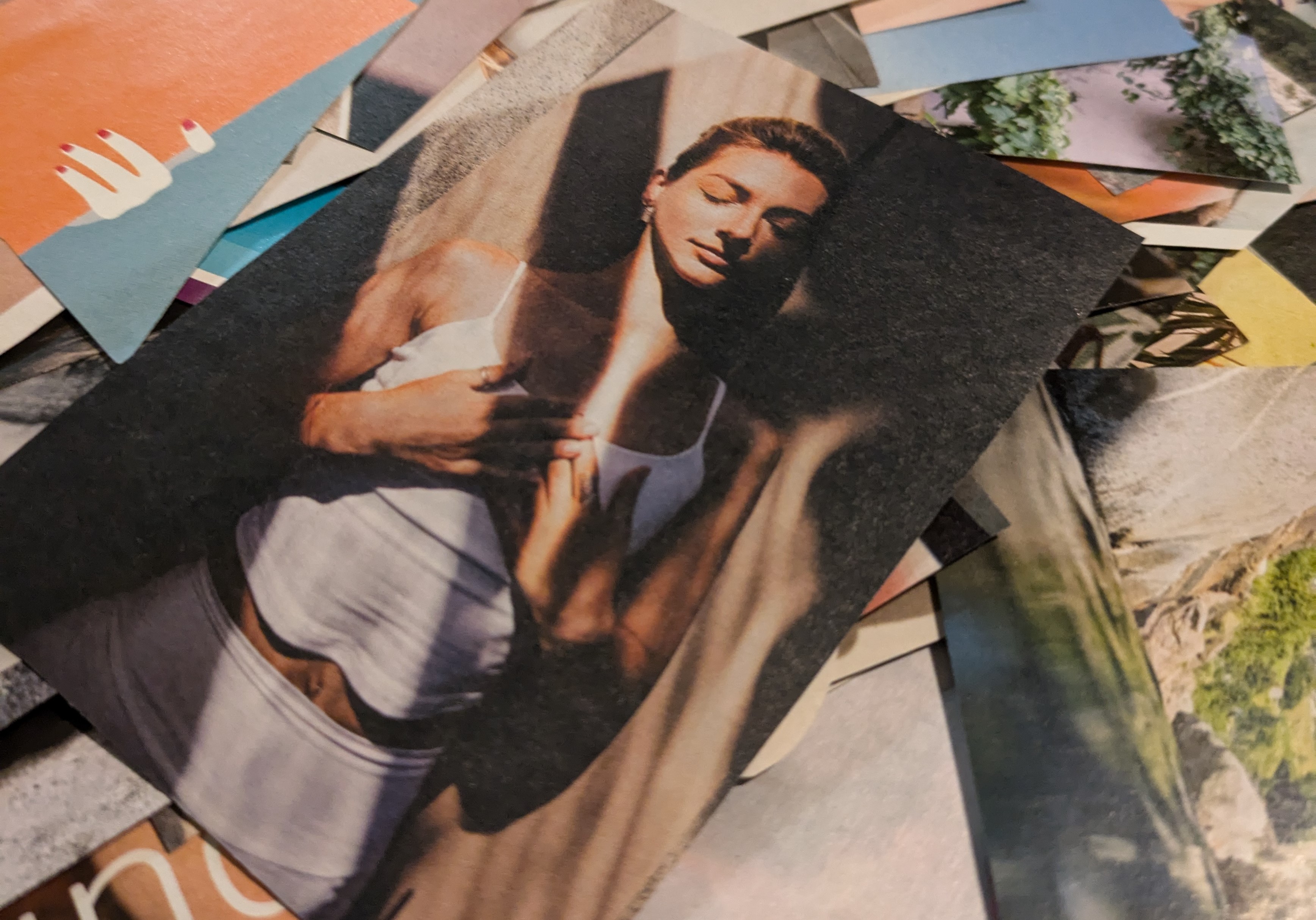 Eine Sammlung verschiedener ausgeschnittener Bilder - ein Vision Board entsteht